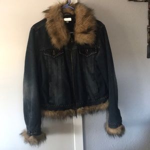 Levi jacket with fake fur trim on the collar, bottom and both wrists,